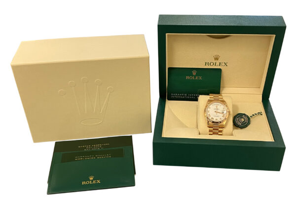 2021 Rolex Day-Date 118235 rose gold white dial